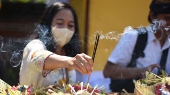 Umat Hindu melaksanakan prosesi dalam upacara Tawur Agung Kesanga 2023 di Pura Aditya Jaya Rawamangun, Jakarta, Selasa (21/3/2023). [ ANTARA FOTO/Indrianto Eko Suwarso].