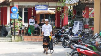 Suasana saat perayaan Hari Raya Nyepi Tahun Baru Saka 1945 di Pura Aditya Jaya, Rawamangun, Jakarta Timur, Rabu (22/3/2023). [Suara.com/Alfian Winanto]