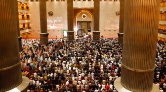 Umat Islam melaksanakan ibadah shalat Tarawih di Masjid Istiqlal, Jakarta Pusat, Rabu (22/3/2023). [Suara.com/Alfian Winanto]