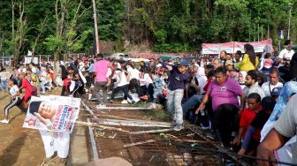 Dihadiri Sandiaga Uno, Pagar Sampai Roboh saat Jalan Sehat Prabowo di Papua