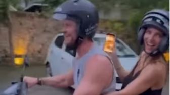 Chris Hemsworth "Thor" Spill Liburan ke Bali, Taat Pakai Helm saat Motoran
