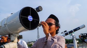 Petugas melakukan pemantauan hilal awal Ramadhan 1444 Hijriah di Masjid Al Musyariin, Jakarta Barat, Rabu (22/3/2023). [Suara.com/Alfian Winanto]