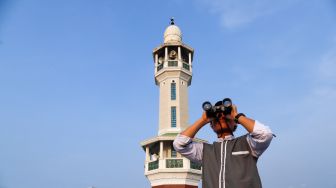 Petugas melakukan pemantauan hilal awal Ramadhan 1444 Hijriah di Masjid Al Musyariin, Jakarta Barat, Rabu (22/3/2023). [Suara.com/Alfian Winanto]