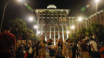 Umat Islam usai melaksanakan ibadah shalat Tarawih di Masjid Istiqlal, Jakarta Pusat, Rabu (22/3/2023). [Suara.com/Alfian Winanto]