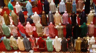 Umat Islam melaksanakan ibadah shalat Tarawih di Masjid Istiqlal, Jakarta Pusat, Rabu (22/3/2023). [Suara.com/Alfian Winanto]