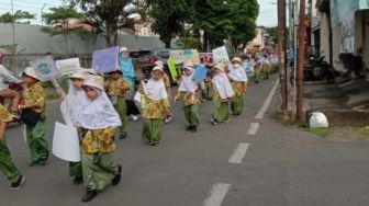 Ratusan Siswa di Kota Makassar Pawai Sambut Bulan Suci Ramadhan