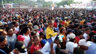 Sejumlah peserta mengikuti Jalan Sehat Prabowo di Lapangan Karang PTC Entrop, Kota Jayapura, Papua, Rabu (22/3/2023). [ANTARA FOTO/Sakti Karuru].