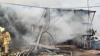Kabel Listrik Putus Timpa Kios Bensin, 5 Ruko di Duren Sawit Hangus Terbakar