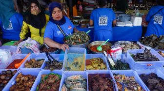 Warga saat membeli makan dan minuman untuk berbuka puasa di kawasan Bendungan Hilir, Jakarta Pusat, Kamis (23/3/2023). [Suara.com/Alfian Winanto]