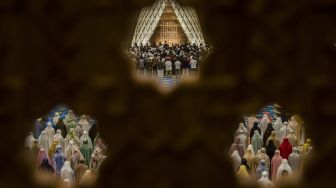 Umat Islam melaksanakan shalat tarawih di Masjid Al Jabbar, Bandung, Jawa Barat, Rabu (22/3/2022).  [ANTARA FOTO/Novrian Arbi].