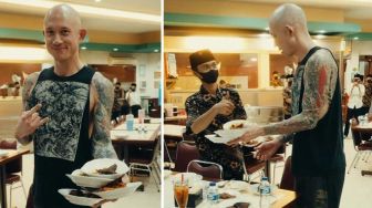 Momen Matt Heafy Band Trivium Jadi Pelayan Nasi Padang: Tambuah Ciek Da!