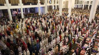 Umat Islam melaksanakan shalat tarawih di Masjid Nasional Al Akbar Surabaya, Jawa Timur, Rabu (22/3/2023). [ANTARA FOTO/Didik Suhartono]
