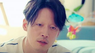 Perannya Jadi Suami Penyayang, Intip 5 Potret Jang Hyuk di Drama Family