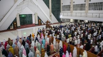 Sejumlah umat Islam melaksanakan shalat tarawih pertama bulan Ramadhan 1444 H di Masjid KH Hasyim Asy’ari, Jakarta, Rabu (22/3/2023). [ANTARA FOTO/Fauzan].