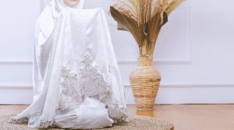 Tiga Bahan Mukena yang Adem dan Nyaman, Bikin Salat Para Muslimah Makin Khusyuk
