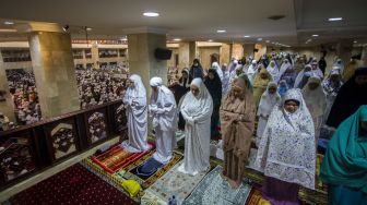 Umat Islam menunaikan ibadah shalat tarawih pertama di Masjid Raya Sabilal Muhtadin, Banjarmasin, Kalimantan Selatan, Rabu (22/3/2023). [ANTARA FOTO/Bayu Pratama S].