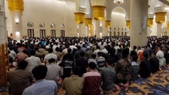 Ribuan Jamaah Salat Tarawih Perdana di Masjid Raya Sheikh Zayed Solo, Imam dari Masjid Agung Keraton Surakarta