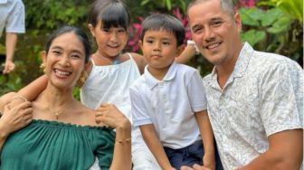 Happy Salma dan 6 Artis Indonesia Ini Pindah Agama Setelah Menikah!