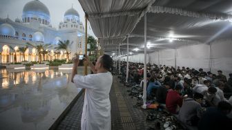 Sejumlah warga menunggu waktu buka puasa bersama di Masjid Raya Sheikh Zayed, Solo, Jawa Tengah, Kamis (23/3/2023). [ANTARA FOTO/Mohammad Ayudha]