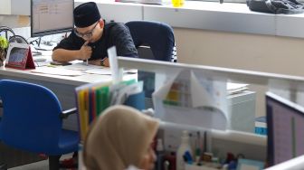 Pegawai Badan Kepegawaian Daerah (BKD) DKI Jakarta menyelesaikan pekerjaannya di kantor Balai kota Jakarta, Jumat (24/3/2023). [Suara.com/Alfian Winanto]