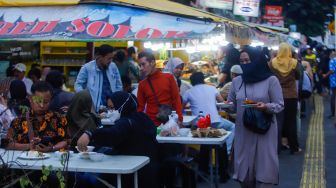 Pengunjung memilih menu berbuka puasa di Sentra kuliner Nasi Kapau di Jalan Kramat Raya, Senen, Jakarta Pusat, Jumat (24/3/2023). [Suara.com/Alfian Winanto]