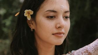 Pastikan Tidak Pindah Agama, Intip 5 Momen Aurelie Moeremans Lakukan Ritual Melukat di Bali