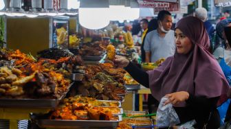 Menikmati Menu Berbuka Puasa Khas Padang di Sentra Kuliner Nasi Kapau Kramat Senen