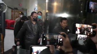 Jalani Pemeriksaan 12 Jam, Rafael Alun dan Istri Bungkam Tinggalkan KPK