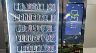 Bukan Minuman Kaleng, Vending Machine di Stasiun MRT Bundaran HI Berisi Mukena