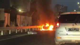 Mobil Toyota Starlet Hangus Terbakar di Jalan Tol Kebon Jeruk Jakarta Barat, Pengemudi Selamat