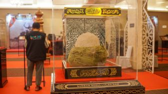 Pengunjung melihat pameran artefak peninggalan Nabi Muhammad SAW di Masjid Agung At-Tin, Jakarta Timur, Sabtu (25/3/2023). [Suara.com/Alfian Winanto]