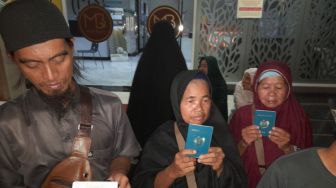 Curhat 34 Jemaah Umroh yang Terlantar di Bekasi, Gagal ke Mekkah Ditempatkan di Penampungan TKI