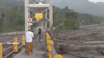 Nekat Banget, Ibu-ibu Nyeberang Jembatan Saat Banjir Lahar Dingin Semeru