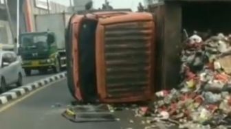 Penampakan Truk Sampah yang Terbalik di Bekasi, Warganet: Sering Ugal-ugalan Akhirnya Kena Karma