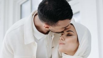 Mencium Istri saat Ramadhan Membatalkan Puasa atau Tidak? Begini Hukumnya dalam Islam