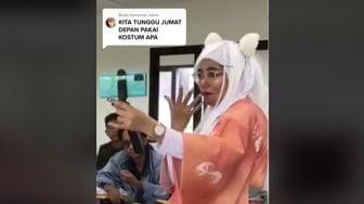 Effort Banget! Dosen Unej Ini Cosplay Tiap Ngajar di Kelas