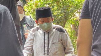 Adul di pemakaman sang ibu di TPU Kramat Pela, Kebayoran Baru, Jakarta Selatan, Sabtu (25/3/2023). Ibunda Adul, Umroni meninggal dunia di sebuah rumah sakit di Tangerang Selatan, karena penyakit diabetes, Jumat (24/3/2023). [Adiyoga Priyambodo/Suara.com]