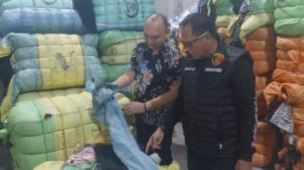 Polda Jambi Gerebek Gudang Berisi 100 Bal Pakaian Bekas, 3 Orang Diamankan