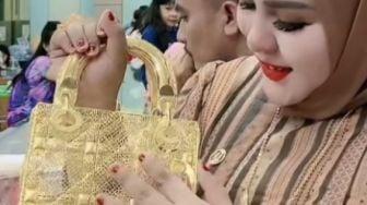 Kelakuan Mira Hayati Pemilik Tas Emas Rp 500 Juta, Sawer Artis Hingga Kru TV Saat Jadi Bintang Tamu