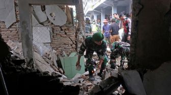 Tim gabungan membersihkan puing-puing bangunan di lokasi ledakan bahan petasan di Dusun Junjungan, Giriwarno, Kaliangkrik, Magelang, Jawa Tengah, Senin (27/3/2023). [ANTARA FOTO/Anis Efizudin].