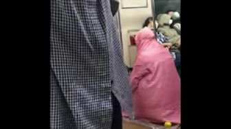 Heboh Emak-emak Salat di Kereta, Videonya Picu Perdebatan Netizen