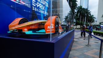 Replika mobil balap listrik Formula E dipamerkan di Bundaran HI, Jakarta Pusat, Senin (27/3/2023). [Suara.com/Alfian Winanto]