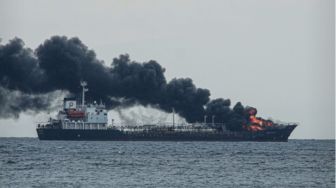 Lagi-lagi Pertamina Dilanda Kebakaran, Kapal Pengangkut BBM Untuk Bali-Lombok Terbakar Di Laut Mataram