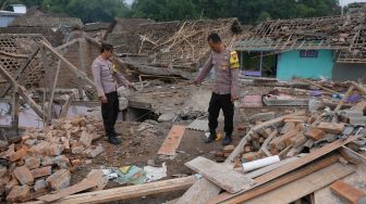 Polisi memeriksa lokasi ledakan bahan petasan di Dusun Junjungan, Giriwarno, Kaliangkrik, Magelang, Jawa Tengah, Senin (27/3/2023). [ANTARA FOTO/Anis Efizudin].