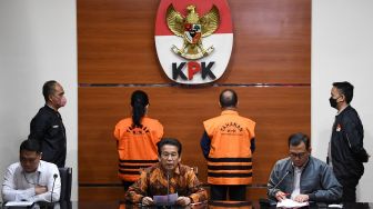 Bupati Kapuas, Kalimantan Tengah Ben Brahim S Bahat (kiri) dan istri yang juga anggota DPR Fraksi NasDem Ary Egahni ditetapkan sebagai tersangka oleh KPK, Selasa (28/3/2023). [ANTARA FOTO/Sigid Kurniawan].