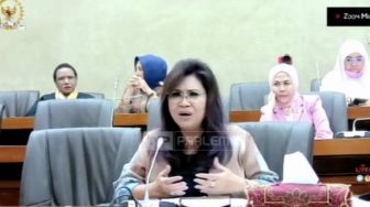 Tak Setuju Impor Gerbong Kereta, Anggota DPR Evita Nusanty Malah Pakai Sepatu Impor Mewah Rp 20 Juta