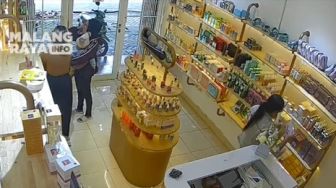 Viral Terekam CCTV Komplotan Emak-emak di Malang Curi Skin Care sambil Bawa Anak