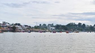 Sensasi Menaiki 'Ketek' Menyusuri Pesona Danau Sipin Kota Jambi