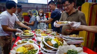 Pengurus vihara menyiapkan makanan berbuka puasa untuk warga di Vihara Dharma Bakti, Jakarta Barat, Rabu (29/3/2023). [Suara.com/Alfian Winanto]