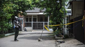 Jurnalis memotret tempat kejadian perkara kasus pembacokan mantan Ketua Komisi Yudisial Jaja Ahmad Jayus di Ciganitri, Kabupaten Bandung, Jawa Barat, Rabu (29/3/2023). [ANTARA FOTO/Raisan Al Farisi].